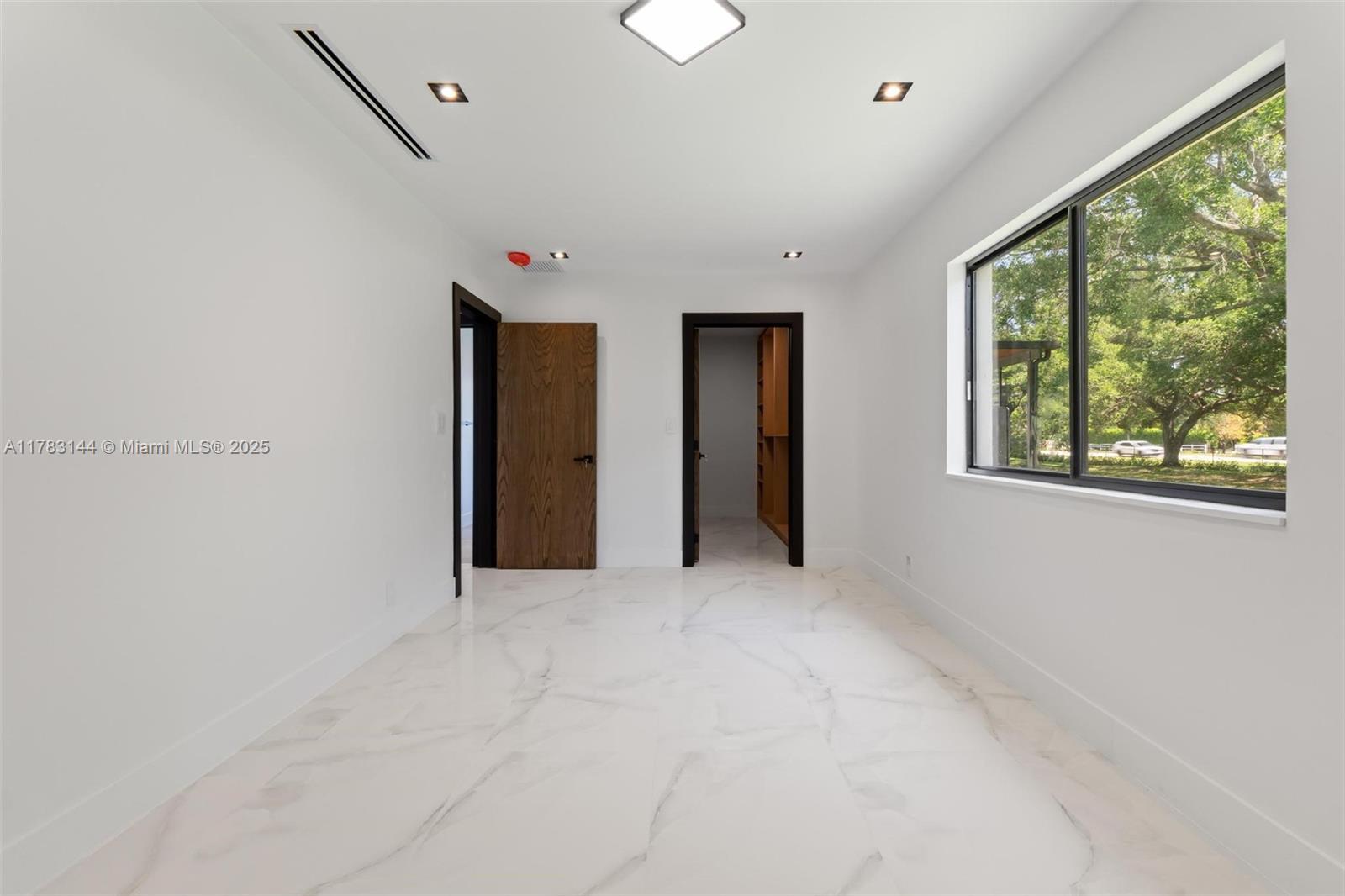Building Photo - 5020 Hawkhurst Ave