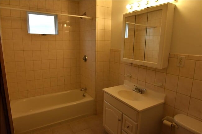 Building Photo - 818 Bernon St