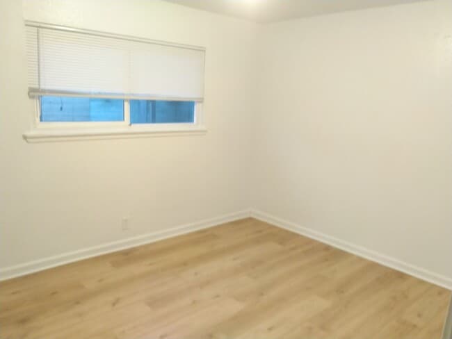 Building Photo - 3 bed 1 bath available in North Highlands!