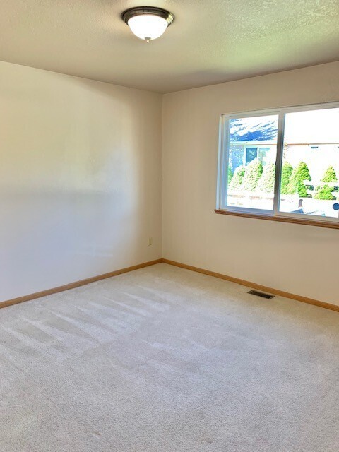 Building Photo - Ranch Style Home Located on Dead-End Stree...