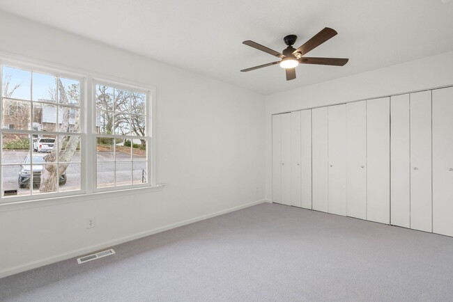 Building Photo - 111 Fernridge Dr