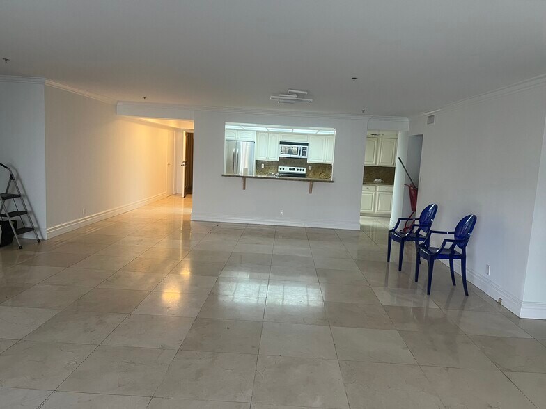 Dining room - 10660 Wilshire Blvd