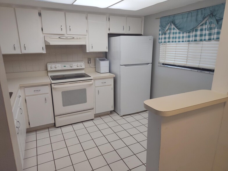 Kitchen - 2440 Winding Creek Blvd