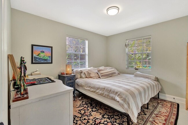 Building Photo - 227 NE 12th St