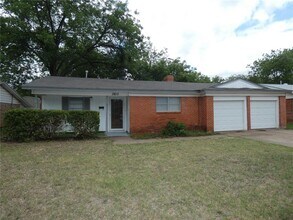 Building Photo - 3 bedroom, 2 bath