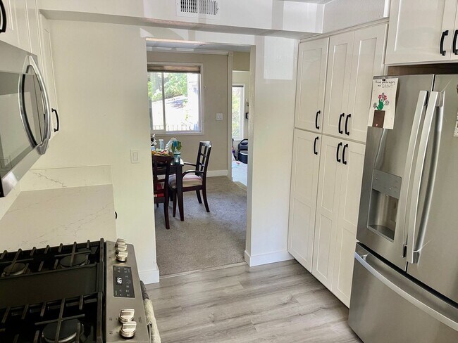 Building Photo - Beautifully Updated Mt. Park Condo Located...