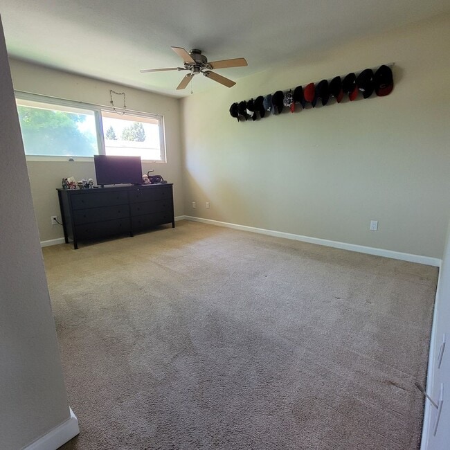 Building Photo - Spacious 2 bedroom 1 bathroom Condo with L...