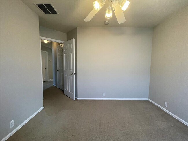 Building Photo - 208 Spruce Dr