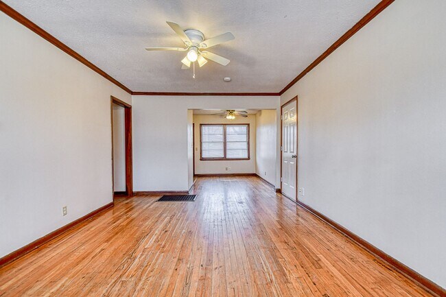 Building Photo - Charming Central Norman Home!