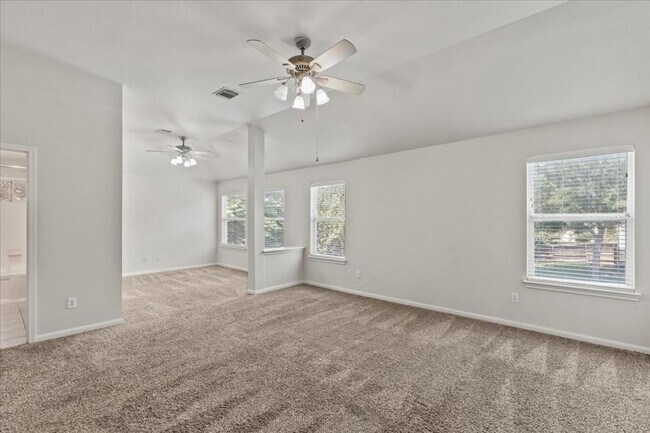 Building Photo - 208 Valona Dr