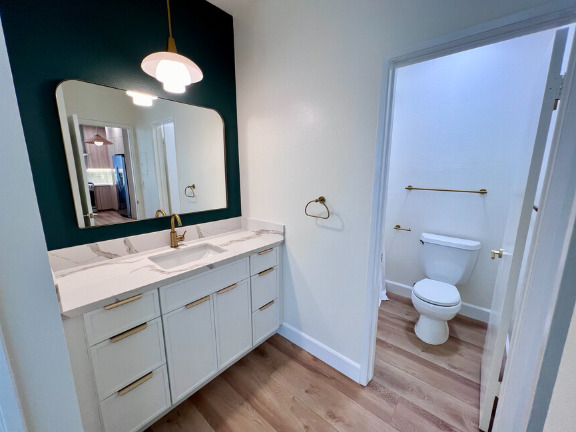 The split hotel-style bathroom ensuite makes it a breeze for 2 people to get ready at once. - 2221 Ocean Ave