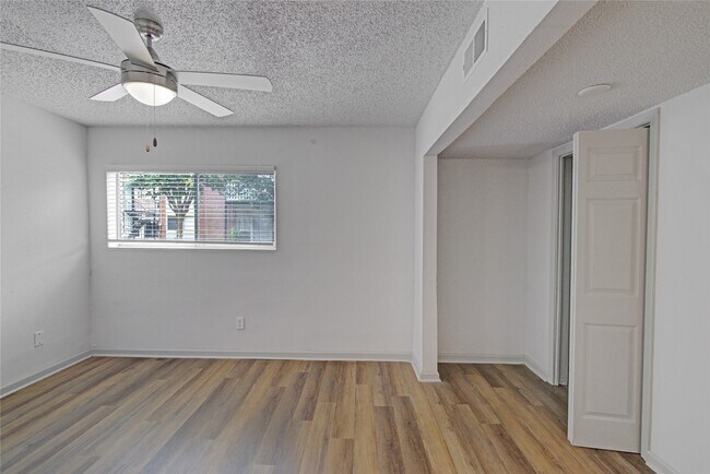 Building Photo - 800 Heights Blvd
