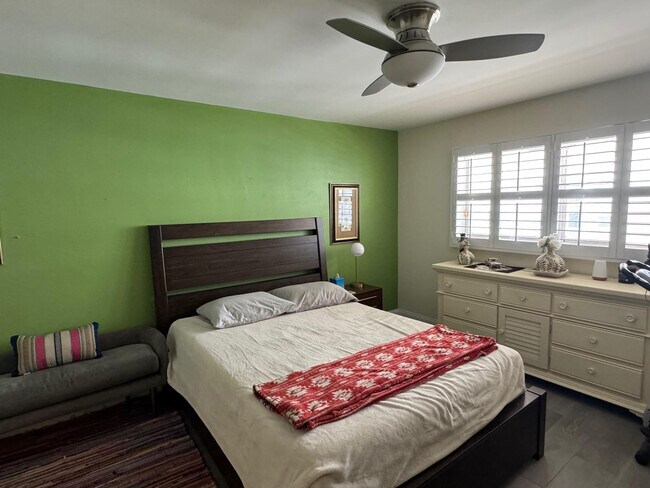 Building Photo - 3051 NE 47th Ct