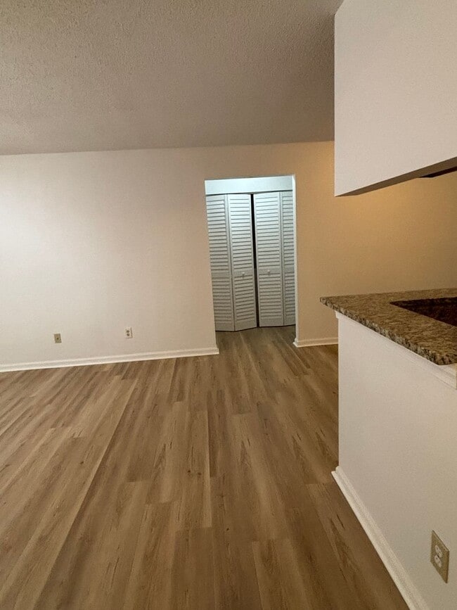 Building Photo - 562 Candle Ln