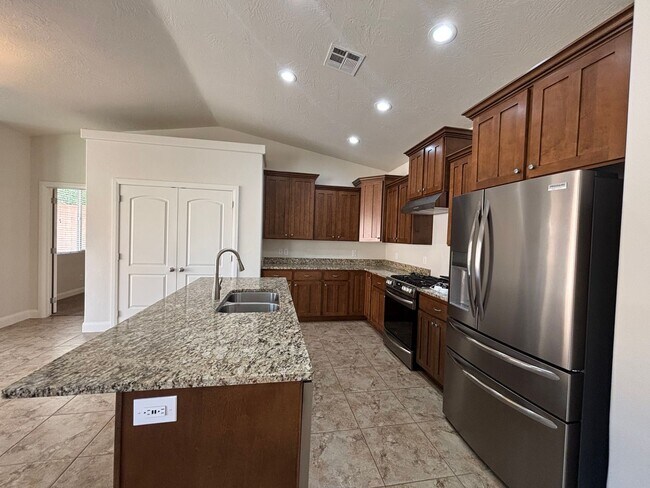 Building Photo - SPACIOUS HOME FOR RENT!