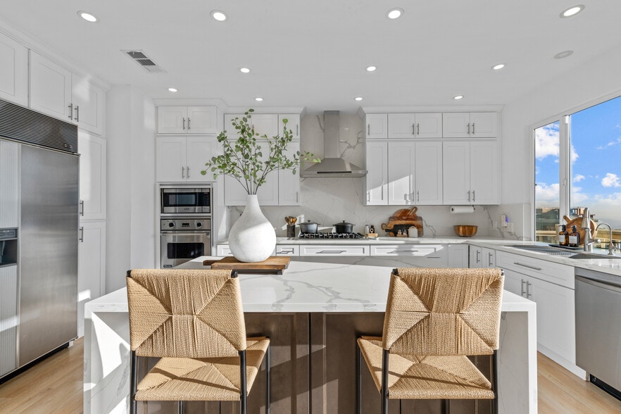 Building Photo - 2019 Sunset Plaza Dr