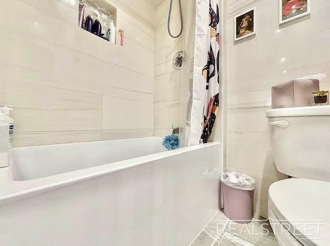 Building Photo - Brand New Gorgeous 1.5 bedroom with Centra...