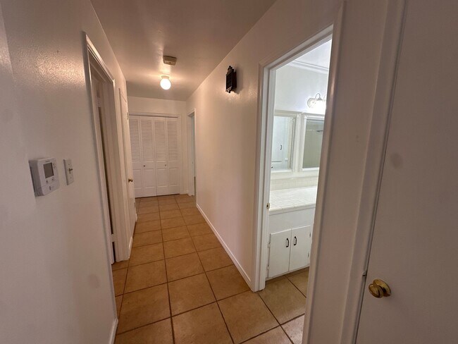 Building Photo - 2213 Suanne Dr