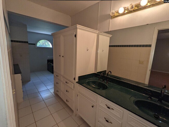 Building Photo - 1071 Sandy Cir
