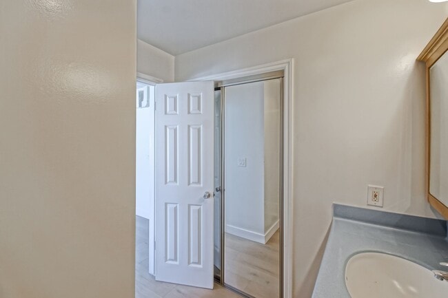 Building Photo - Recently Updated, Top-Floor 2BR2BA Condo in Apple Tree Community w/ Pool, Overlooking Greenbelt/H...