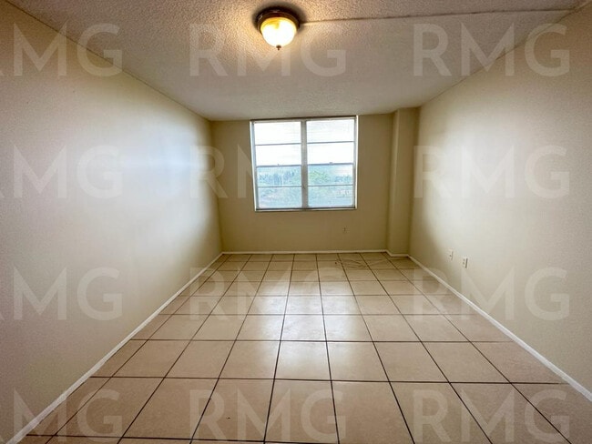 Building Photo - 15600 NW 7th Ave