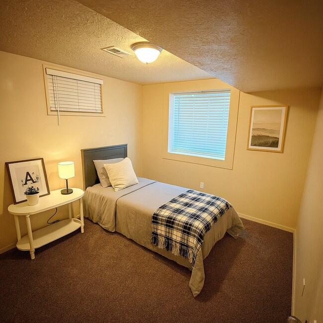 Building Photo - 906 Summit Dr