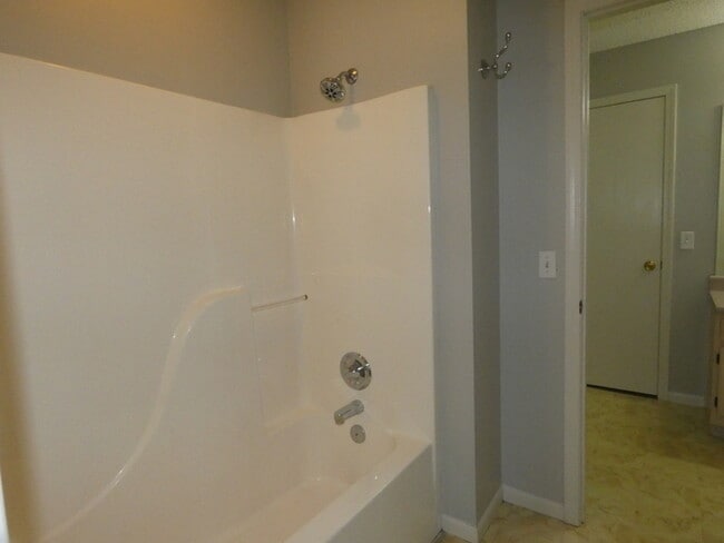 Building Photo - Town Home in North Kansas City!