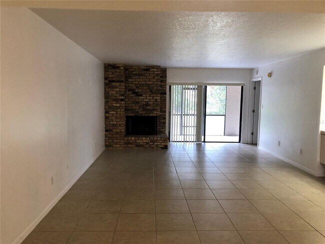 Building Photo - 1055 Kensington Park Dr