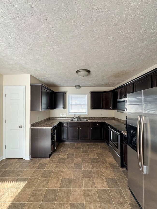 Building Photo - 3 Bed 2 Bath Home with Fenced Backyard