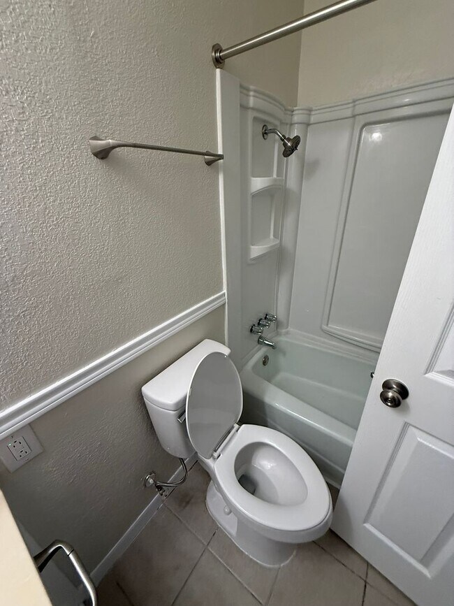 Building Photo - Renovated 3-bedroom house!  Housing accepted!