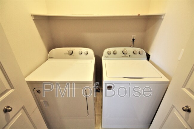 Building Photo - 1031 E Iowa Ave