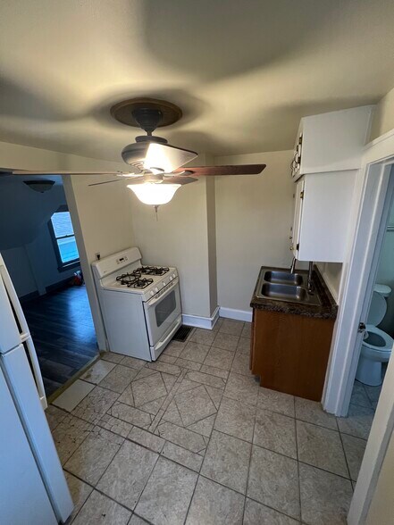 upper unit kitchen - 1229 Terrace Ave