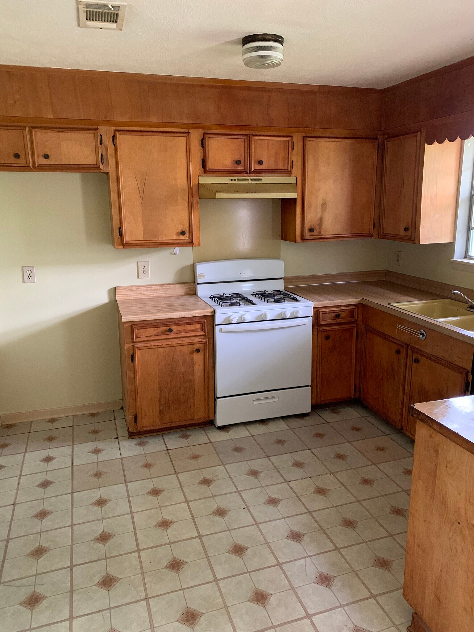 Building Photo - 135 York Dr