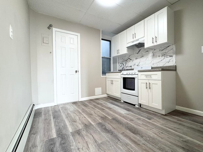 Building Photo - 76 CARLTON Ave