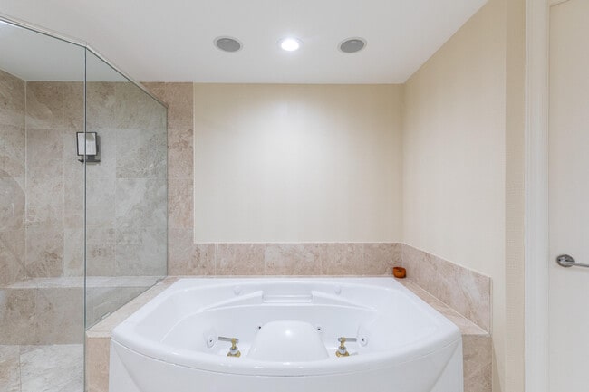 Building Photo - 20201 E Country Club Dr