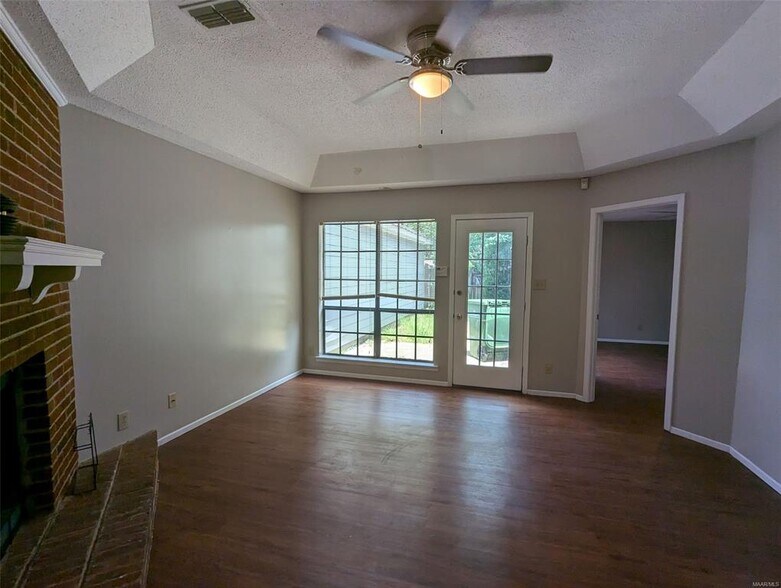 Building Photo - 580 Hollow Wood Rd