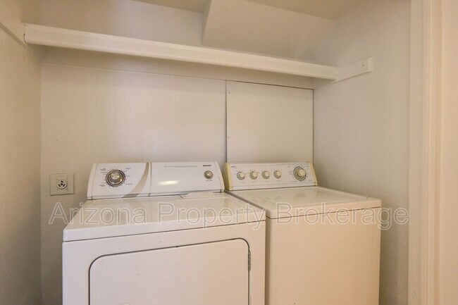Building Photo - 850 S River Dr