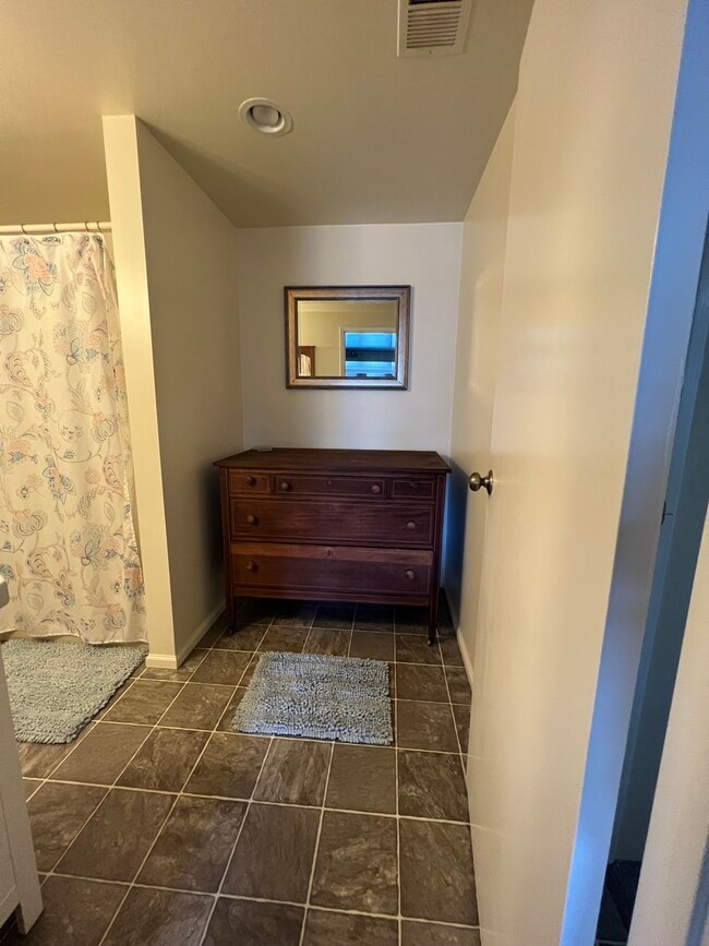 Building Photo - 3219 31st Ave W