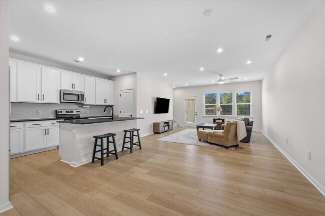 Building Photo - "Spacious 3-Bed Townhouse  with 2.5 Baths at 217 Brooks Springs Drive, Fort Mill!"