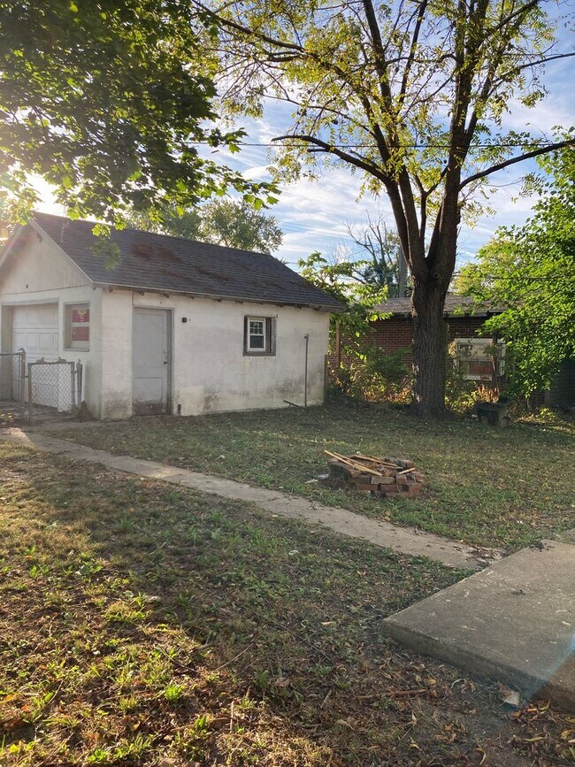 Building Photo - Spacious 5 bedroom 2 bath Southside Muncie