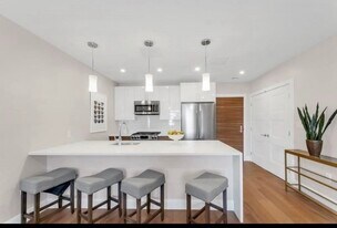Building Photo - 425 Lagrange St