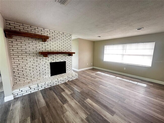 Building Photo - 3700 SE 34th Ct