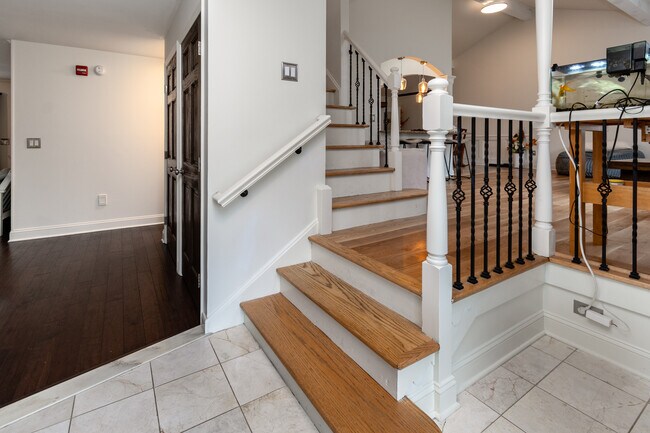 Building Photo - 230 Jacobs Creek Rd