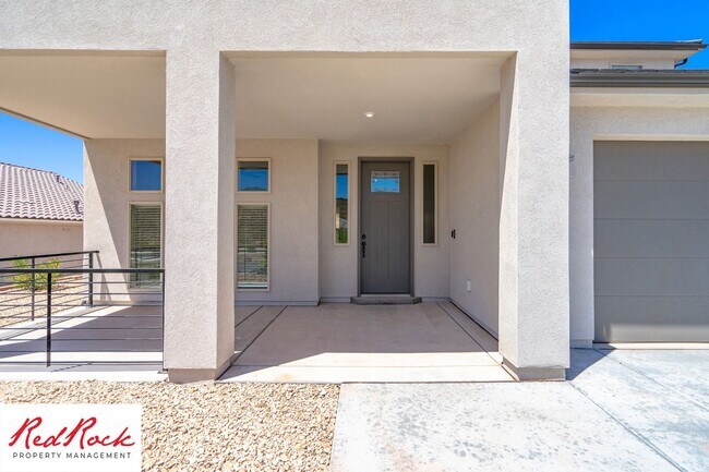 Building Photo - Stunning 4 Bedroom Home. Dog friendly!