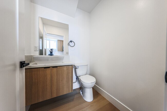 Building Photo - 1237 N Orange Dr