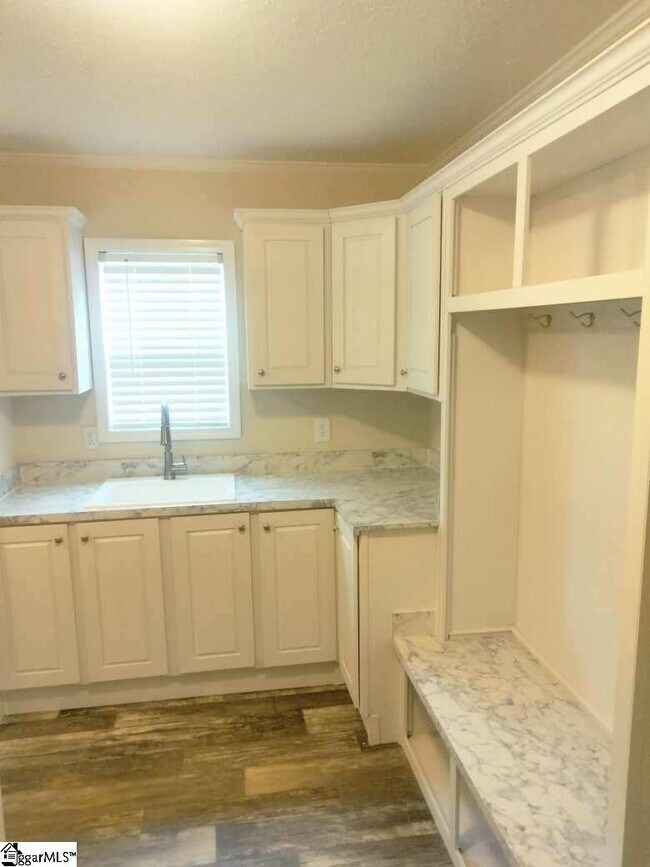 Building Photo - 5 Charles St