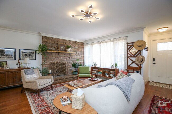 Building Photo - Adorable 3 bedroom ranch with fenced yard!