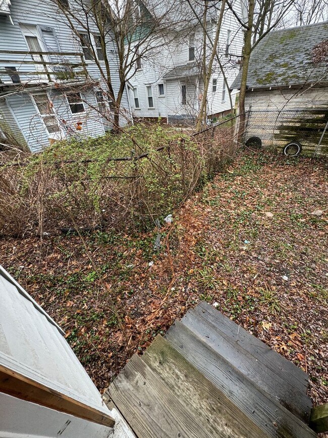 Building Photo - 5 Bed / 1.5 Bath Sunroom & Spacious Layout