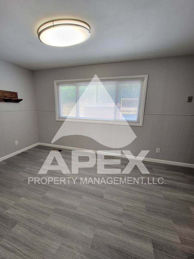Building Photo - Renovated - 3 Bd 1 Ba Single Family home i...