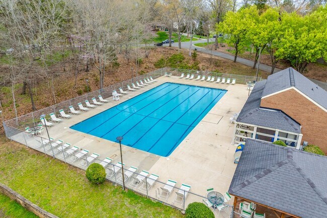 Building Photo - Beautiful 3 bedroom 2 full bath Ranch on a cul-de-sac in Charlotte's Walnut Creek community.